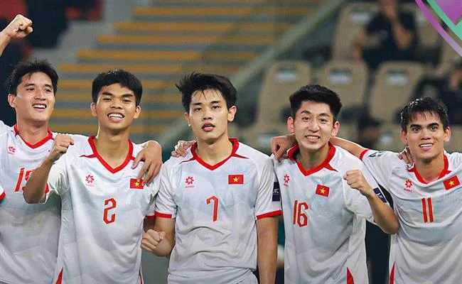Ưu đãi hoàn trả cược với túi tiền và biểu tượng tiền tệ, tượng trưng cho chính sách hoàn trả hấp dẫn của banca90 cổng game.
